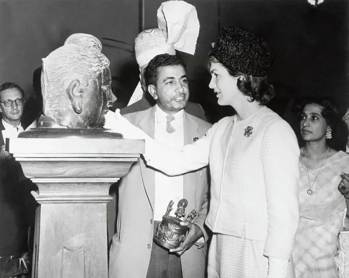 Framed Print : Jackie Kennedy Visiting Museum in Pakistan Framed Print : Jackie Kennedy Visiting Museum in Pakistan