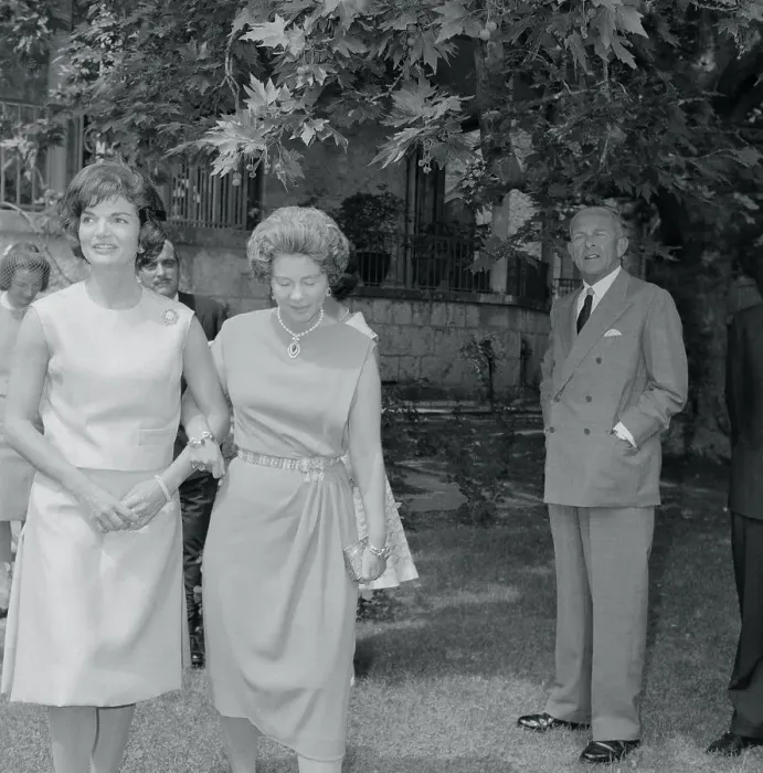 Framed Print : Jackie Kennedy Walking with Queen Frederica of Greece
