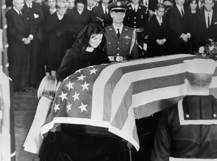Framed Print : Jacqueline Bouvier Kennedy and Daughter Caroline at John F. Kennedy's Coffin Framed Print : Jacqueline Bouvier Kennedy and Daughter Caroline at John F. Kennedy's Coffin