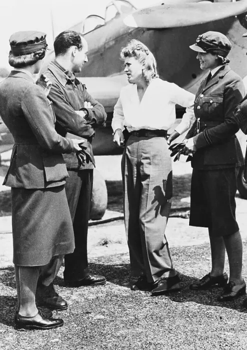 Framed Print : Jacqueline Cochran Talks to WAAF Framed Print : Jacqueline Cochran Talks to WAAF