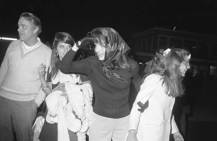 Framed Print : Jacqueline Kennedy and Children at Airport Framed Print : Jacqueline Kennedy and Children at Airport