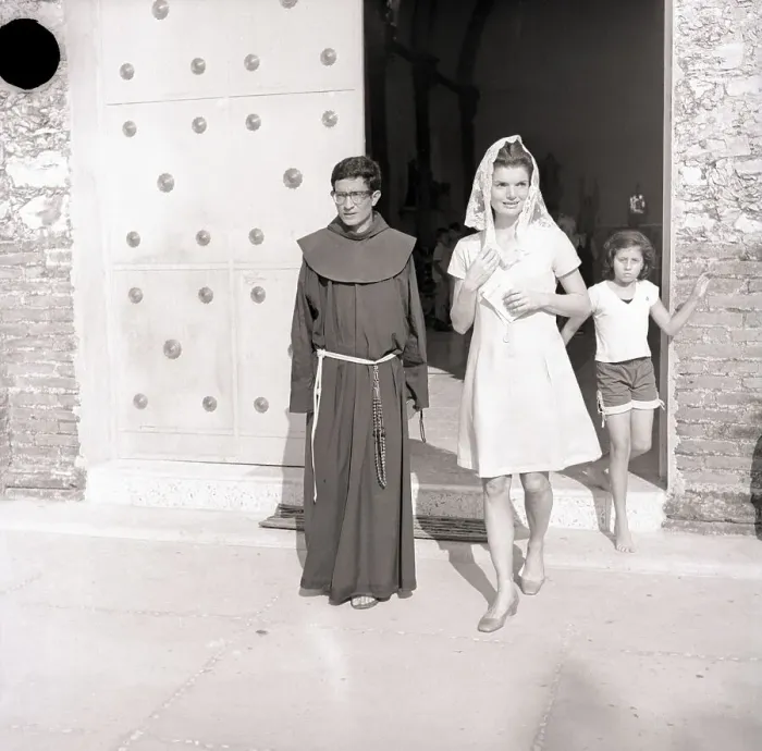 Framed Print : Jacqueline Kennedy with Clergyman at Church Framed Print : Jacqueline Kennedy with Clergyman at Church