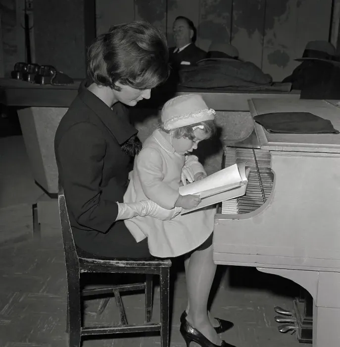 Framed Print : Jacqueline Kennedy Holding Daughter Framed Print : Jacqueline Kennedy Holding Daughter
