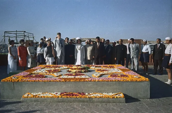 Framed Print : Jacqueline Kennedy and Others at Mahatma Gandhi Shrine Framed Print : Jacqueline Kennedy and Others at Mahatma Gandhi Shrine