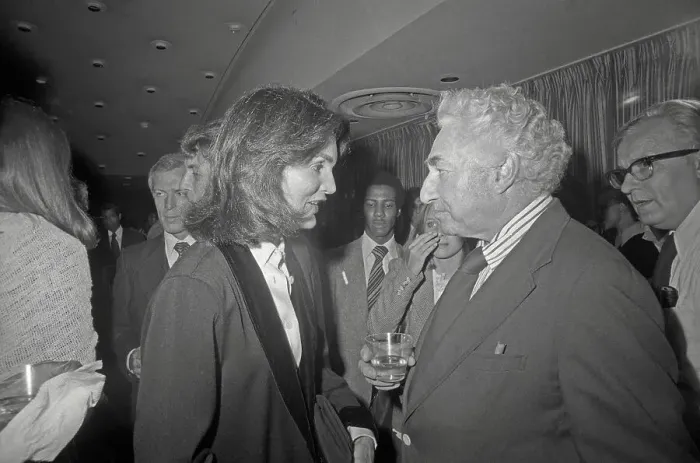 Framed Print : Jacqueline Kennedy Onassis Talking with Budd Schulberg Framed Print : Jacqueline Kennedy Onassis Talking with Budd Schulberg