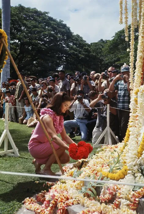Framed Print : Jacqueline Kennedy Placing Flowers on King Kamehameha's Grave Framed Print : Jacqueline Kennedy Placing Flowers on King Kamehameha's Grave