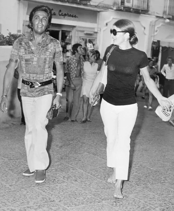 Framed Print : Jacqueline Onassis Walking with Valentino Framed Print : Jacqueline Onassis Walking with Valentino