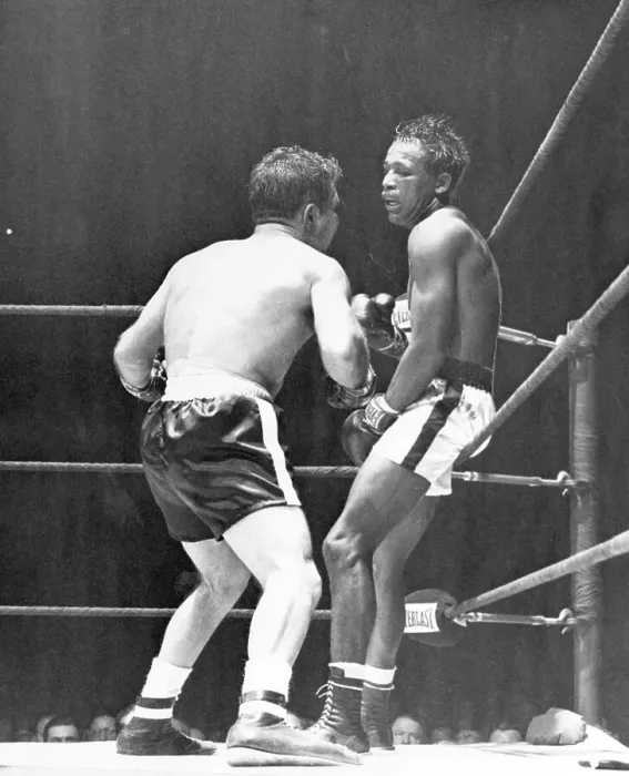 Framed Print : Jake Lamotta Pinning Sugar Ray Robinson Framed Print : Jake Lamotta Pinning Sugar Ray Robinson