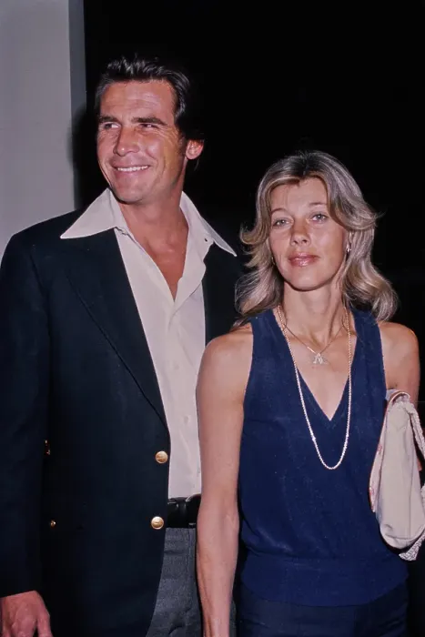 Framed Print : James Brolin & Jane Cameron Agee Framed Print : James Brolin & Jane Cameron Agee