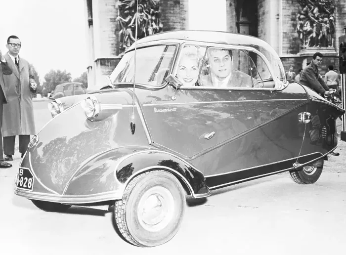 Framed Print : Janet Leigh And Tony Curtis In Minicar Framed Print : Janet Leigh And Tony Curtis In Minicar