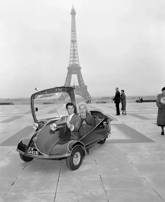 Framed Print : Janet Leigh and Tony Curtis Riding in a Small Car Framed Print : Janet Leigh and Tony Curtis Riding in a Small Car