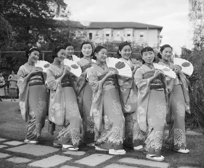 Framed Print : Japanese Girls Pose in Kimonos with Fans Framed Print : Japanese Girls Pose in Kimonos with Fans
