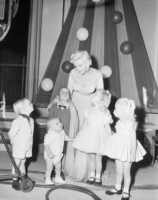Framed Print : Jayne Mansfield with Child Co-Stars Framed Print : Jayne Mansfield with Child Co-Stars