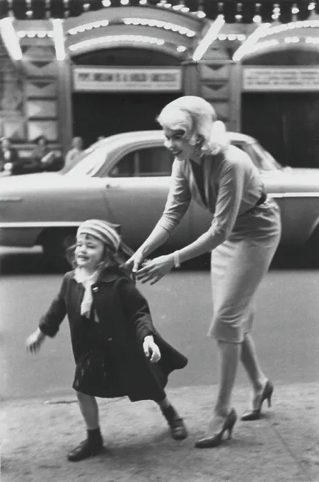 Framed Print : Jayne Mansfield & Daughter In Manhattan Framed Print : Jayne Mansfield & Daughter In Manhattan