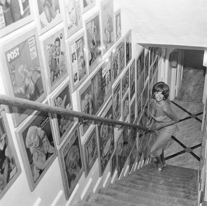 Framed Print : Jayne Mansfield on Staircase Framed Print : Jayne Mansfield on Staircase