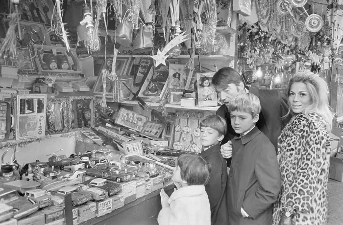 Framed Print : Jayne Mansfield's Children Shopping With Their Father Framed Print : Jayne Mansfield's Children Shopping With Their Father