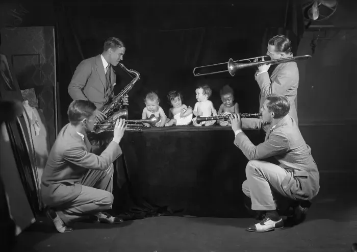 Framed Print : Jazz band playing to babies (6-11 months) Framed Print : Jazz band playing to babies (6-11 months)