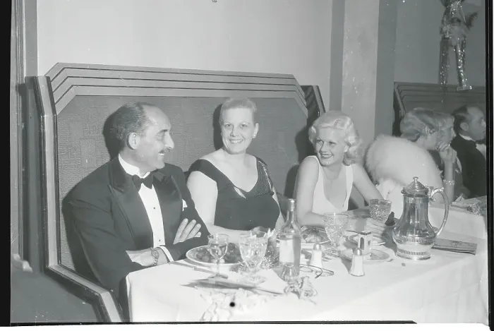 Framed Print : Jean Harlow Seated with Her Parents Framed Print : Jean Harlow Seated with Her Parents