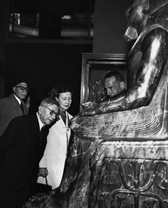 Framed Print : Jean-Paul Sartre and Simone de Beauvoir in Cairo Framed Print : Jean-Paul Sartre and Simone de Beauvoir in Cairo