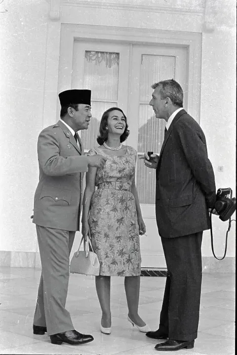 Framed Print : Jean Simmons and Husband Listen To Sukarno Framed Print : Jean Simmons and Husband Listen To Sukarno