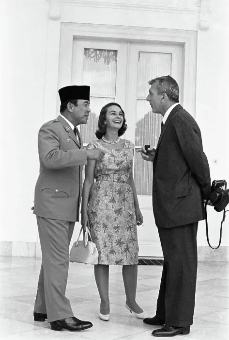 Framed Print : Jean Simmons in Indonesia Framed Print : Jean Simmons in Indonesia