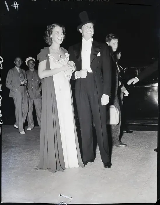 Framed Print : Jeanette MacDonald and Gene Raymond at Movie Premiere