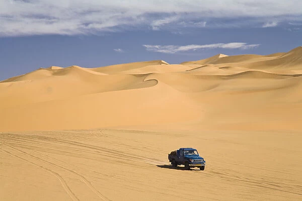 Jeep in the Libyan Desert, Libya, Sahara, North Africa, Africa