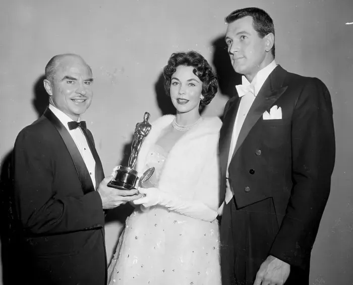 Framed Print : Jennifer Jones Presnting Oscar to Rock Hudson Framed Print : Jennifer Jones Presnting Oscar to Rock Hudson