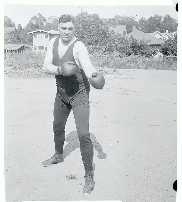 Framed Print : Jess Willard in Boxing Stance Framed Print : Jess Willard in Boxing Stance