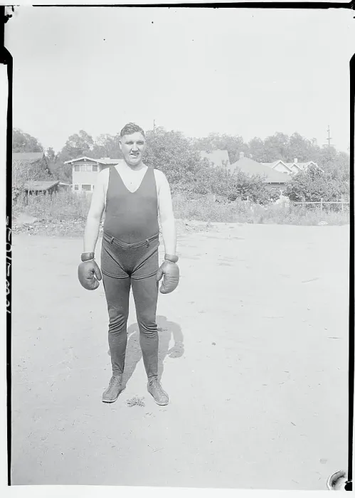 Framed Print : Jess Willard Posing in Boxing Gloves Framed Print : Jess Willard Posing in Boxing Gloves