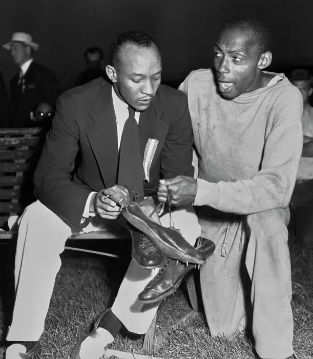Framed Print : Jesse Owens And Barney Ewell Framed Print : Jesse Owens And Barney Ewell