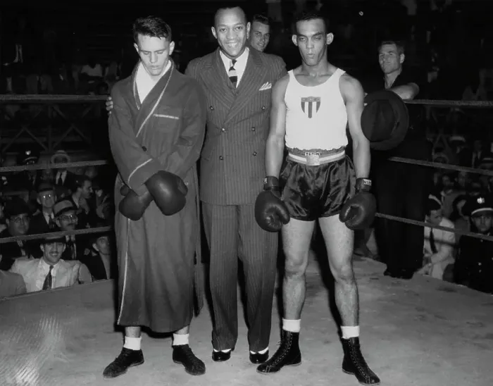 Framed Print : Jesse Owens With Boxers