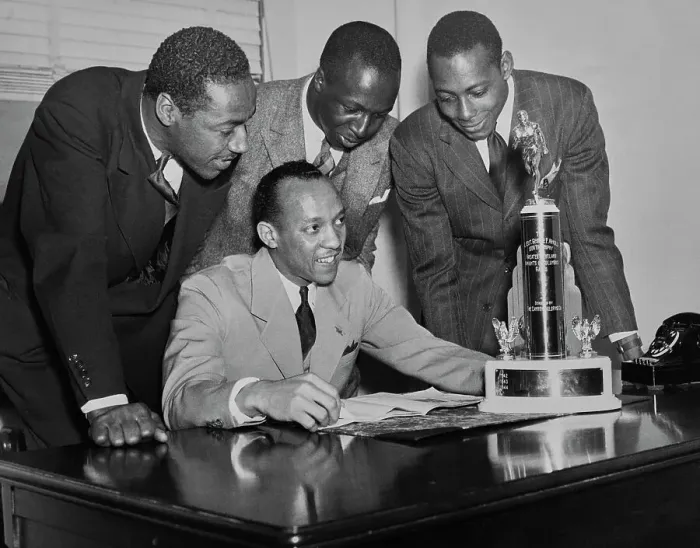 Framed Print : Jesse Owens, John Borican, Jerome Holland, Barney Ewell Framed Print : Jesse Owens, John Borican, Jerome Holland, Barney Ewell