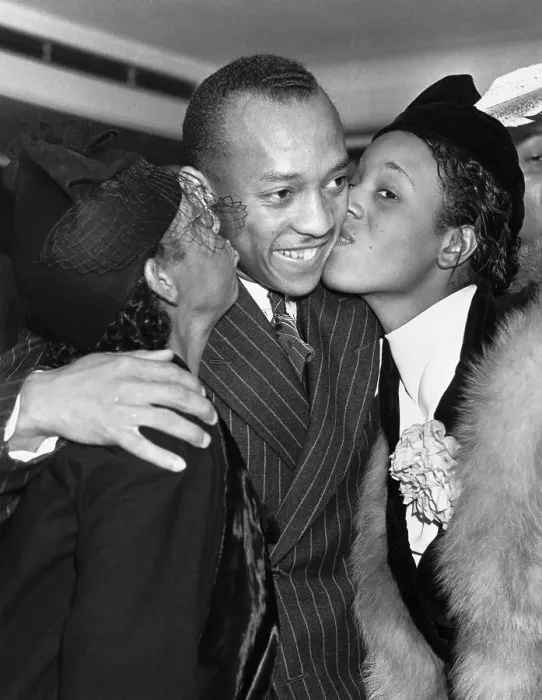 Framed Print : Jesse Owens Being Kissed by Wife and Mother Framed Print : Jesse Owens Being Kissed by Wife and Mother