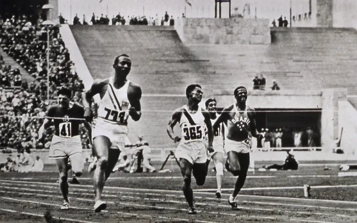 Framed Print : Jesse Owens In The Men's 100-m Framed Print : Jesse Owens In The Men's 100-m