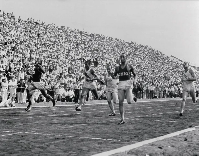Framed Print : Jesse Owens with Other Runners Running in Race Framed Print : Jesse Owens with Other Runners Running in Race