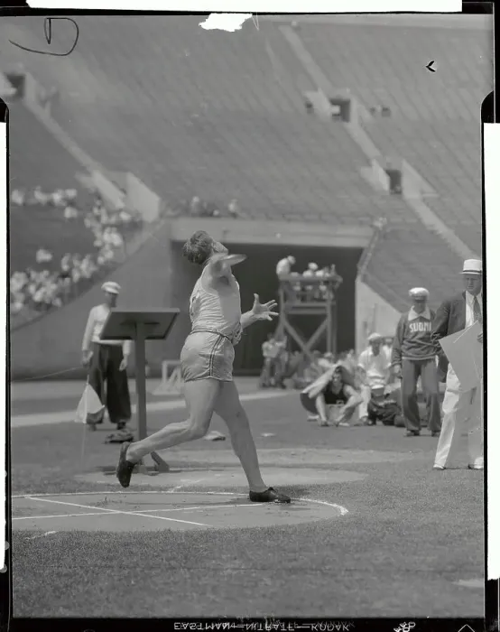 Framed Print : JIm Bausch Throwing Discus at Olympics Framed Print : JIm Bausch Throwing Discus at Olympics