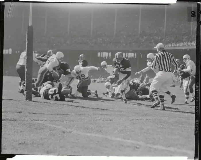 Framed Print : Jim Brown Running with Football Framed Print : Jim Brown Running with Football
