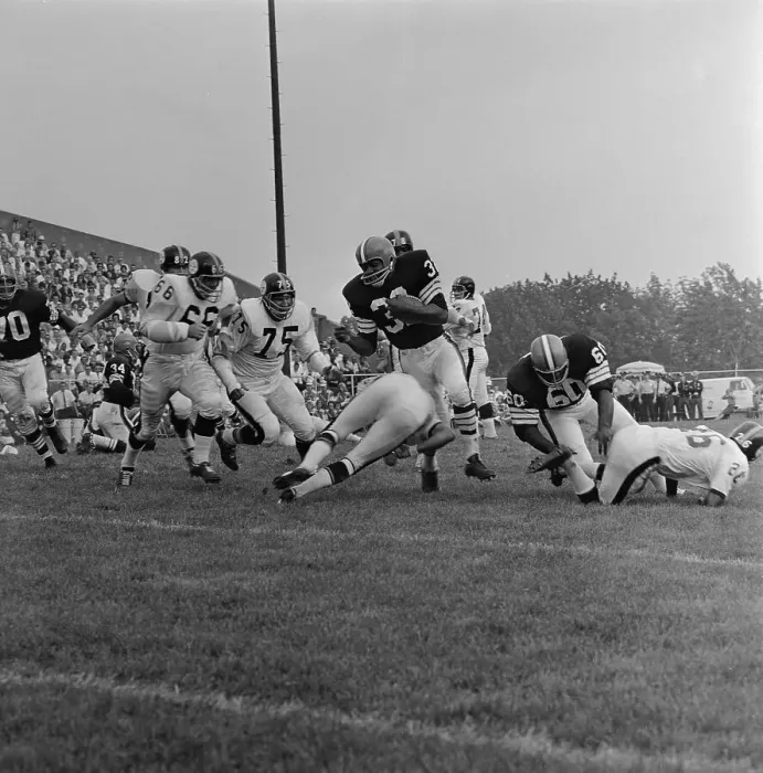 Framed Print : Jim Brown Running in Game Framed Print : Jim Brown Running in Game
