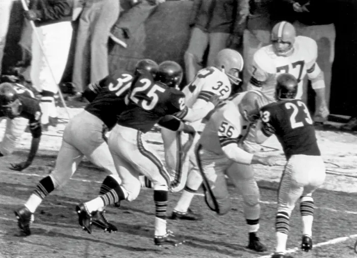 Framed Print : Jim Brown Runs For Touchdown