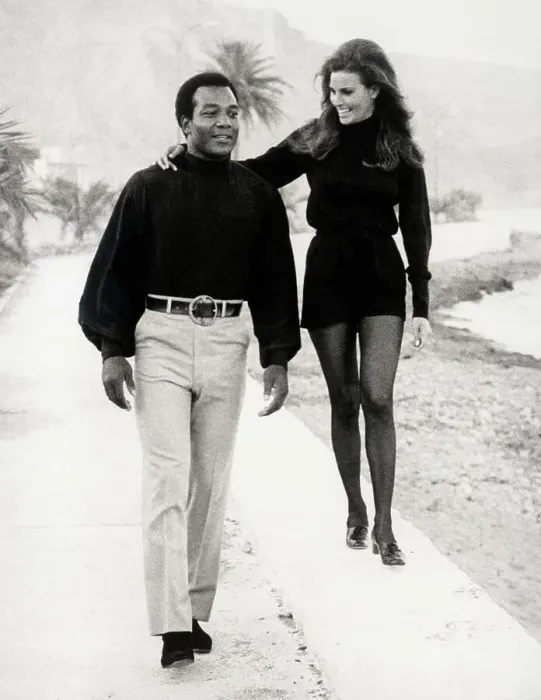 Framed Print : Jim Brown Walking with Raquel Welch Framed Print : Jim Brown Walking with Raquel Welch