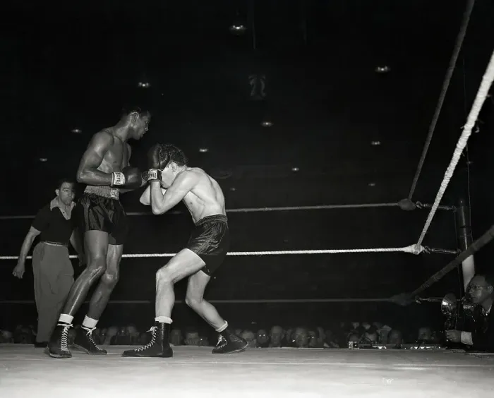 Framed Print : Jimmy Doyle Covers Up Versus Ray Robinson Framed Print : Jimmy Doyle Covers Up Versus Ray Robinson