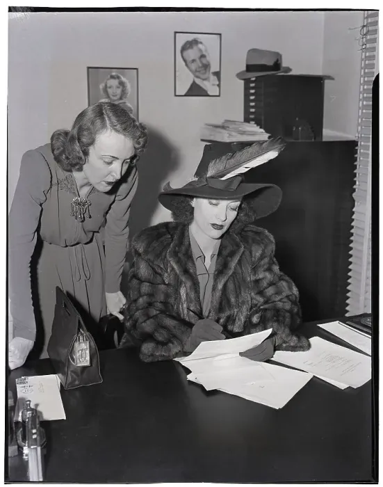 Framed Print : Joan Crawford at Notary Office Framed Print : Joan Crawford at Notary Office