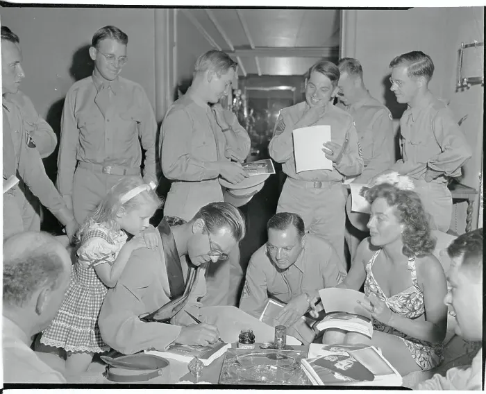 Framed Print : Joan Crawford Signing Autographs Framed Print : Joan Crawford Signing Autographs