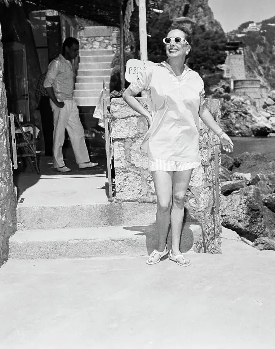 Framed Print : Joan Crawford With Sunglasses, Outfit Framed Print : Joan Crawford With Sunglasses, Outfit