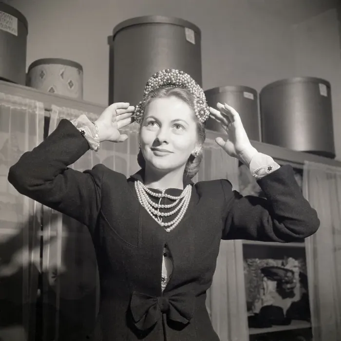 Framed Print : Joan Fontaine Tries On Beaded Hat