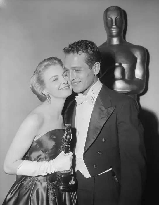 Framed Print : Joanne Woodward Holding Academy Award with Husband Paul Newman Framed Print : Joanne Woodward Holding Academy Award with Husband Paul Newman