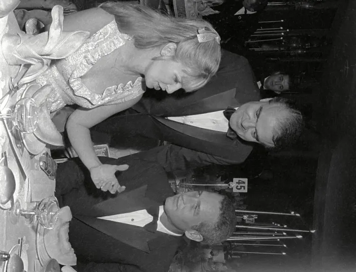 Framed Print : Joanne Woodward, Paul Newman And Jack Valenti At Premiere Of Cool Hand Luke Framed Print : Joanne Woodward, Paul Newman And Jack Valenti At Premiere Of Cool Hand Luke