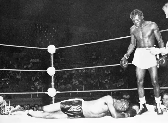 Framed Print : Joe Brown Knocks Out Orlando Zulueta Framed Print : Joe Brown Knocks Out Orlando Zulueta
