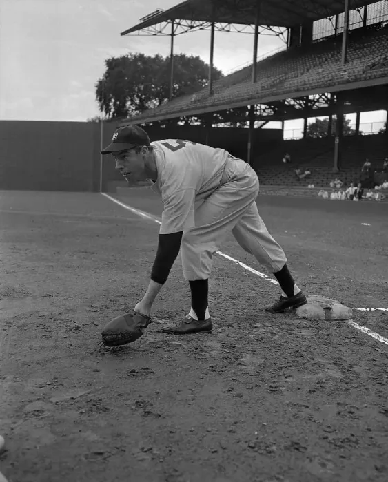 Framed Print : Joe Di Maggio in Ground Level Catching Position Framed Print : Joe Di Maggio in Ground Level Catching Position